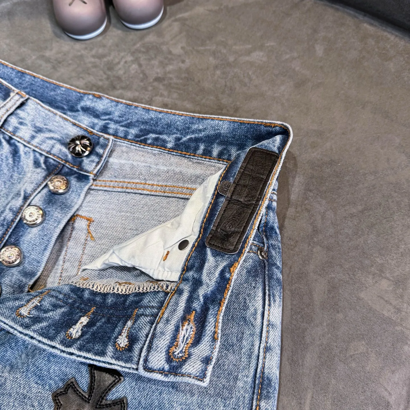 P270 Chrome Hearts CH Cross embroidered distressed jeans Top ceiling quality 100% version correct version is coming!  Believe me this must be the best quality you will ever come across! ! Excellent value for money! !  Styles with different washes and textures are very friendly to people with thin legs and thick legs. The straight version is very flattering to the shape of the legs. The moderate length is timeless and easy to match. It is the basis of various styles and a must-have in the wardrobe! ! Add a little stacking to easily control this year's popular clean fit fabric. The fabric is stiff but the upper body is soft without losing texture. The sides and cuffs of some styles have a bone-wash effect. It's really hard not to love it! The outfit effect is immediate! ✅Correctly customize the Croxin metal leather label on the back panel. It is not sold directly with the cross on the finished jeans. 1:1 copying strives for excellence and the details are perfectly grasped. ✅The cross leather label is clear and smooth. Exquisite turning top craftsmanship. ✅Buttons, zippers and hardware are all customized versions of the Croxin LOGO. ✅High-cost washing process. Size: 28 30 32 34 36 (5 sizes)